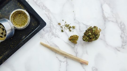 Patchs nicotine ou fleurs de CBD : une aide naturelle pour réduire le tabagisme au quotidien